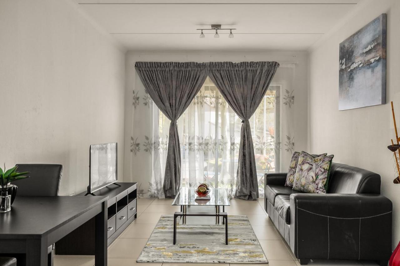 V&S Apartments - Immaculate Luxury Apartment In Fourways, Johannesburg ساندتون المظهر الخارجي الصورة