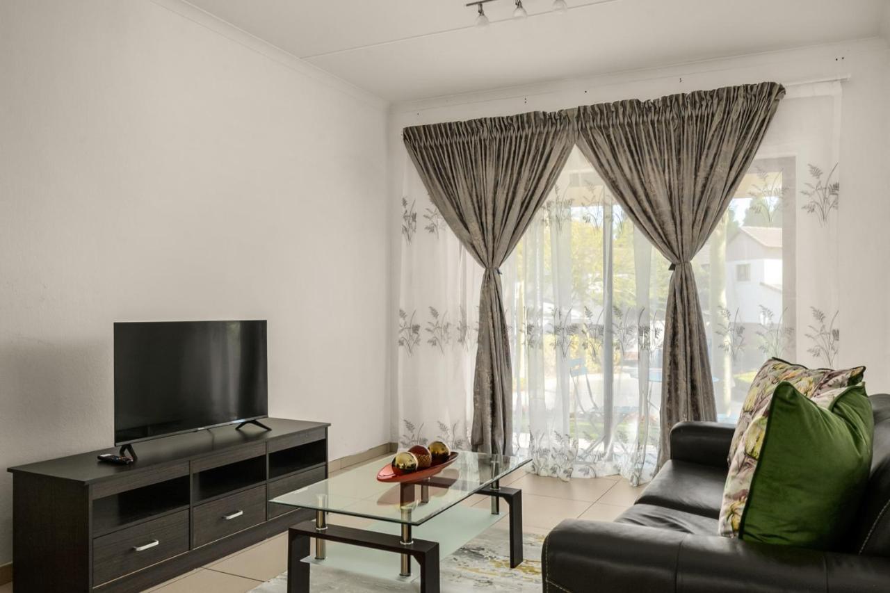 V&S Apartments - Immaculate Luxury Apartment In Fourways, Johannesburg ساندتون المظهر الخارجي الصورة